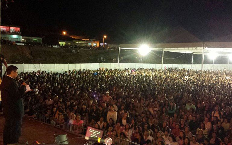 Padre Fábio de Melo emociona multidão em Feira Grande