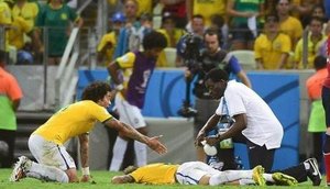 Neymar fratura a vértebra após entrada de Zuniga / Gazeta Press