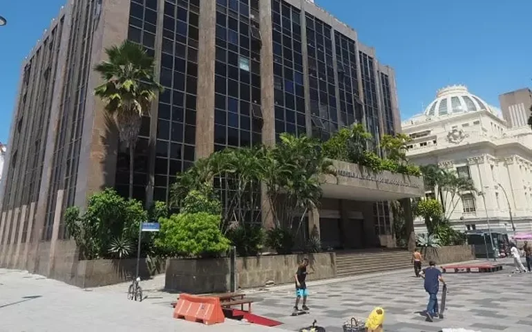 Antigo anexo da Alerj sofre com invasões e saques na Praça XV, no Centro do Rio