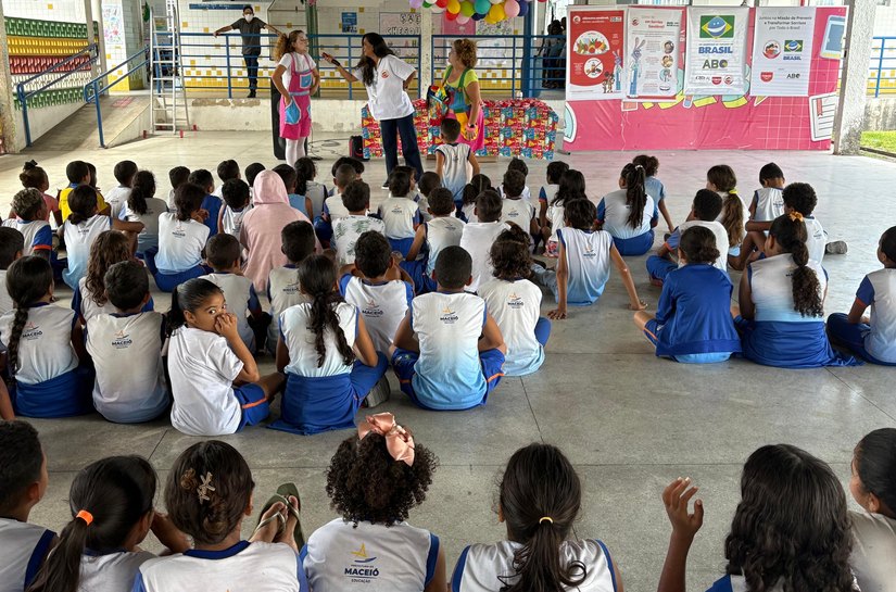 Saúde Bucal realiza ação educativa sobre a importância da escovação dental em escola no Vergel