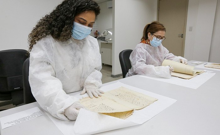 Historiadoras Mariana Marques e Hilda Monte analisam documentos que remetem ao período da escravidão em Alagoas