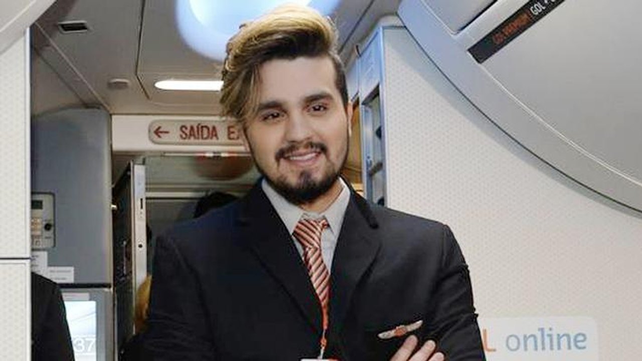 Lâmpada pega fogo e assusta fãs em show de Luan Santana no Paraná