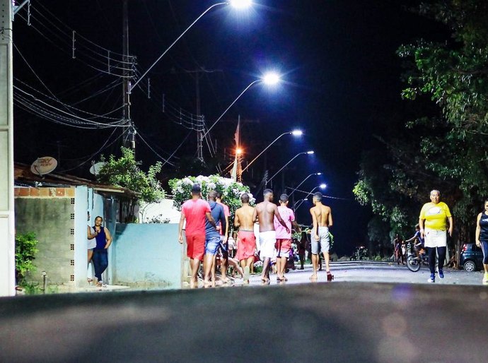 Praças, campos e quadras de Maceió recebem iluminação em LED