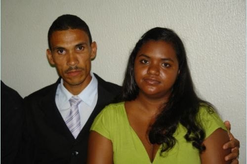 Casais carentes alegres com a oportunidade