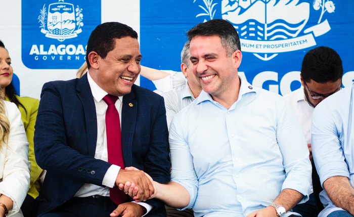 Secretário Julio Cezar é cumprimentado pelo governador Paulo Dantas Secretário Julio Cezar é cumprimentado pelo governador Paulo Dantas