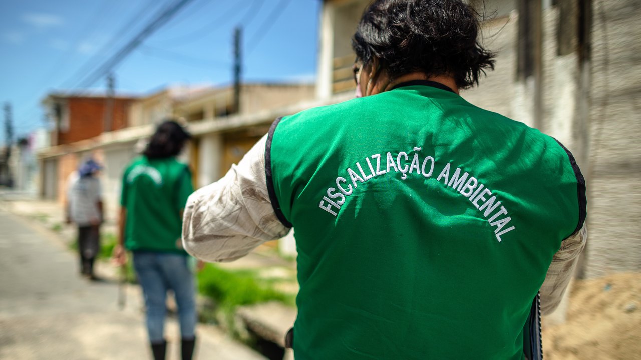 Meio Ambiente autua loja no Centro por descarte irregular na rede de drenagem