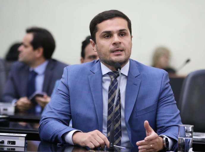 Deputado Alexandre Ayres homenageia profissionais da Sala de Situação da Covid-19 com Comenda Doutor Hélvio Auto
