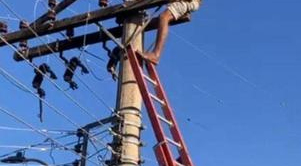 Homem fica mais de 24 horas em cima de poste para não ser preso