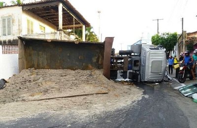 Caçamba carregada com areia vira e para o trânsito em Bebedouro