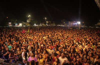 Segundo dia do Arraial da Gente em Maceió reúne milhares de pessoas no Eustáquio Gomes