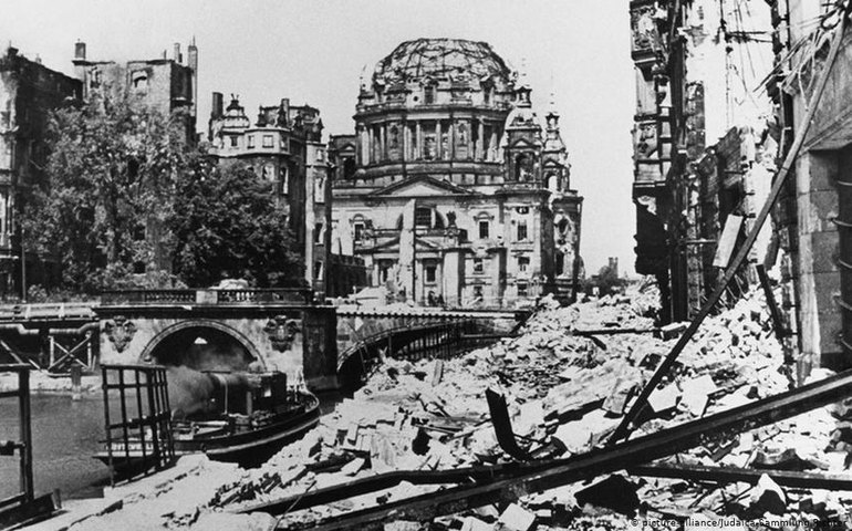 Sem aglomerações e pelo ar, Reino Unido comemora vitória na 2ª Guerra