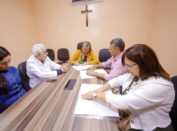 Prefeita Tia Júlia assina repasse de emendas que destinam mais de R$ 14,2 milhões ao Hospital Regional Santa Rita