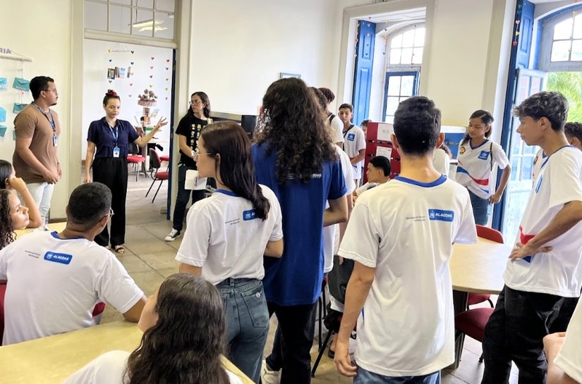 Estudantes conhecem história e literatura de Alagoas em visita à Biblioteca Graciliano Ramos