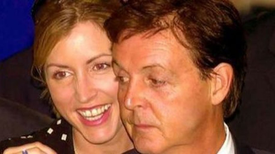 Ex-mulher de Paul McCartney acusa jornal de ter grampeado seu telefone