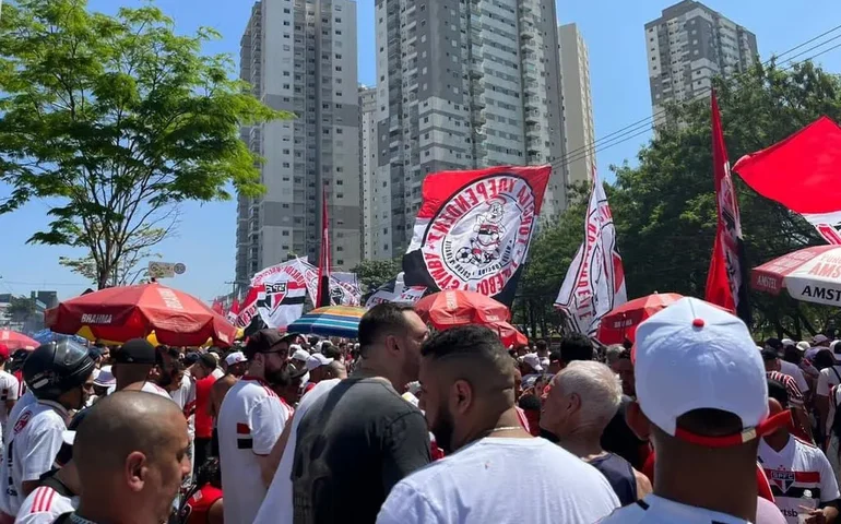 Torcida do São Paulo faz festa na porta do CT antes de embarque do time para o Rio