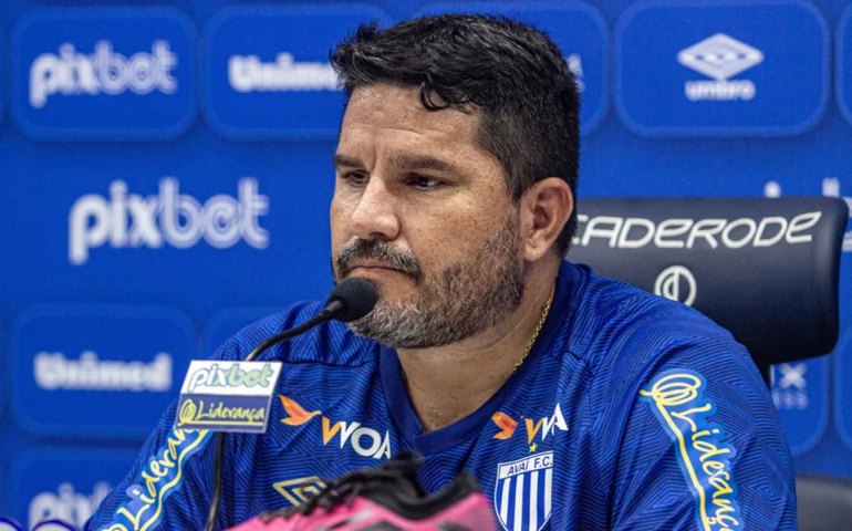 Em 18º no Brasileirão, Avaí anuncia a demissão do técnico Eduardo Barroca