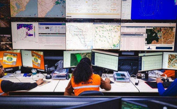 Centro de Monitoramento avalia as previsões e emite os alertas para a população. 