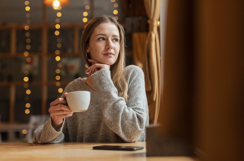 Do anticoncepcional à menopausa: como os hormônios femininos também influenciam a visão
