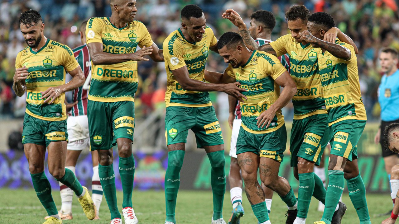 Atropelado pelo Cuiabá, Bahia chega a quase 50% de chances de cair; Santos tem menos de 5%