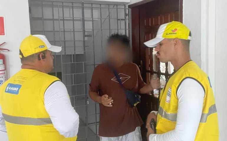 Entregador desconfia de encomenda e colabora com prisão por tráfico na Jatiúca