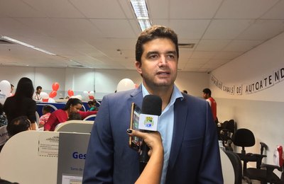Após captação de vagas, prefeito Rui Palmeira realiza visita a Almaviva 