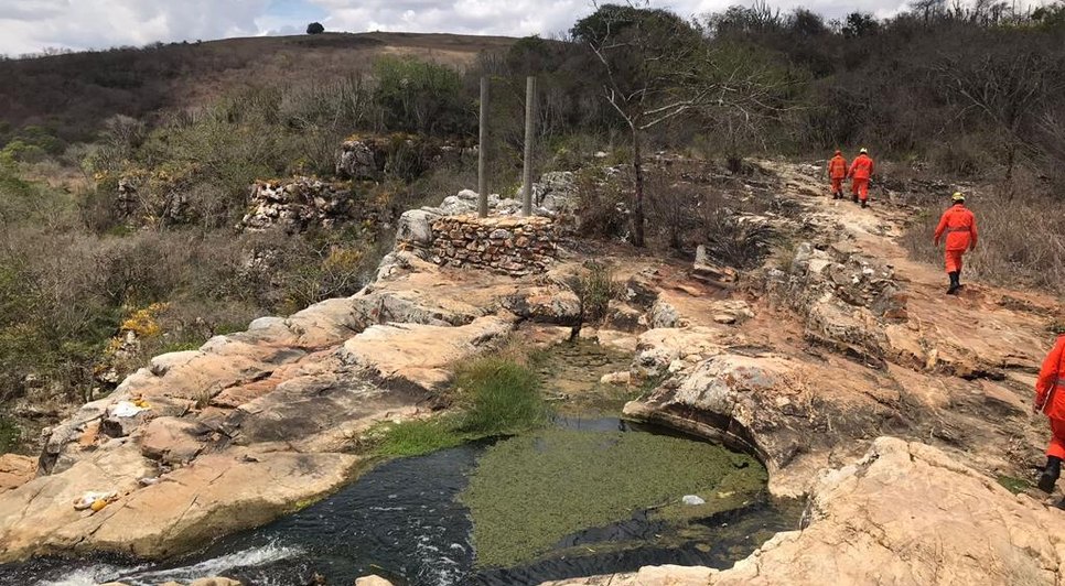 Mulher fica ferida após cair no barranco perto de cachoeira em Macambira