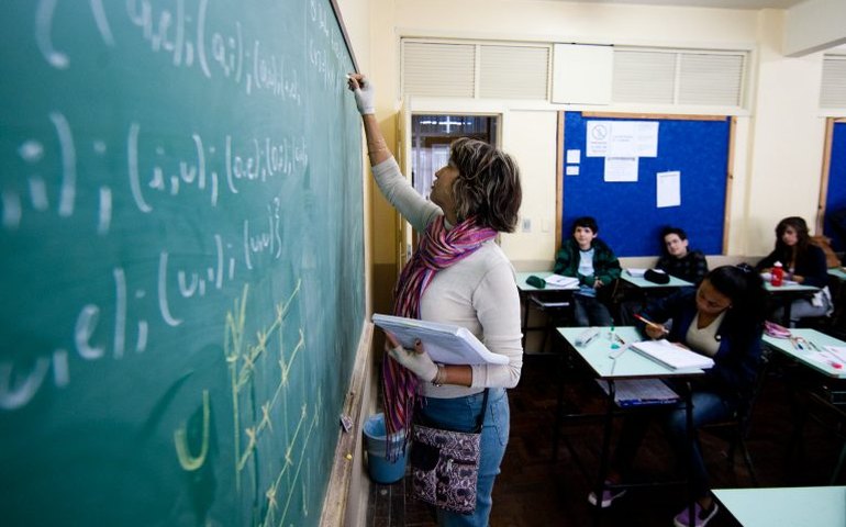 Professores podem pedir Carteira Nacional Docente a partir desta quinta-feira; saiba como