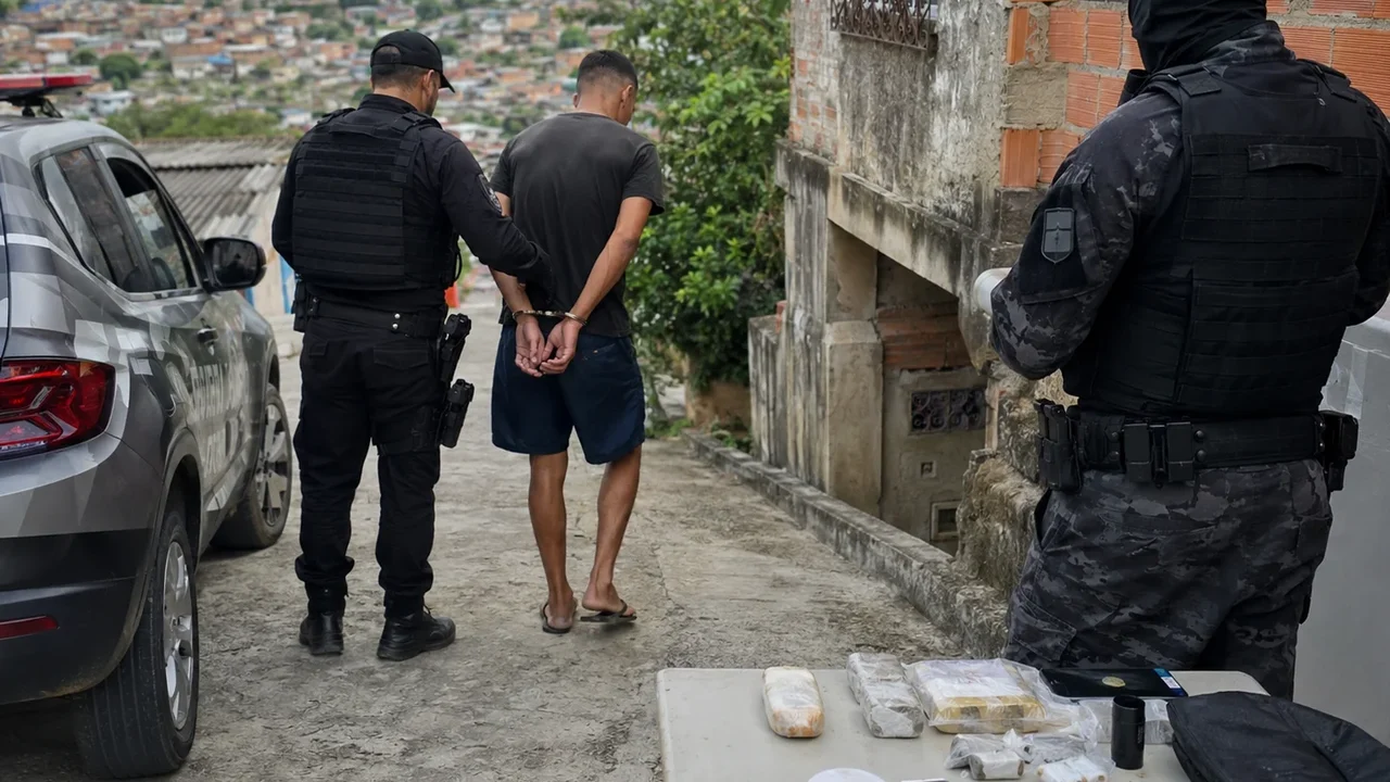 PM prende suspeito apontado como gerente do tráfico no Vale do Reginaldo, em Maceió