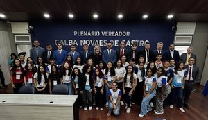 Vereadores e alunos da rede municipal. Fonte: Ascom