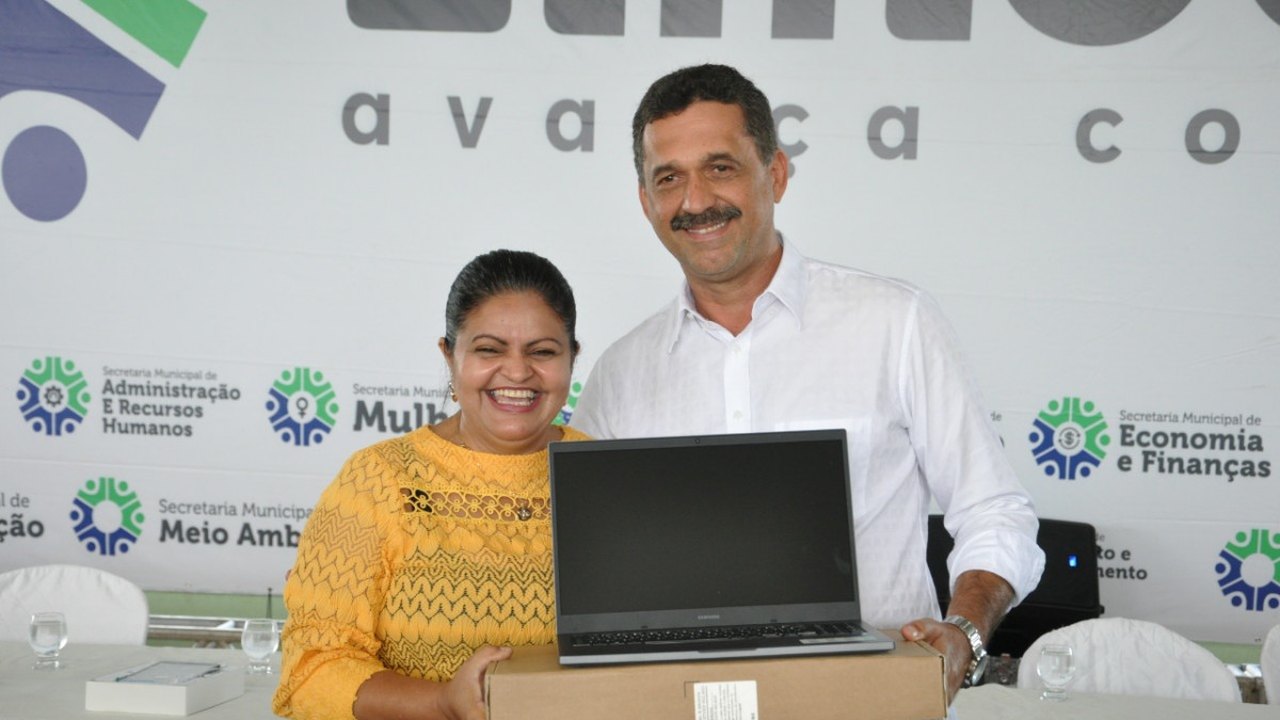 Marlan Ferreira entrega notebooks e chromebooks a professores, coordenadores e diretores em Limoeiro