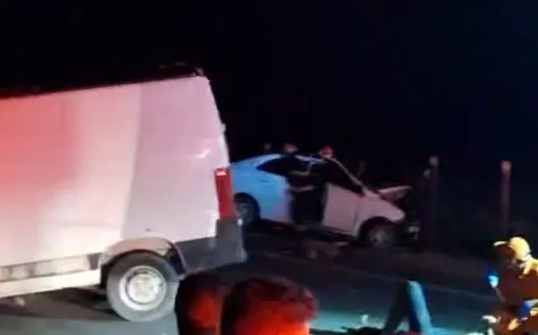 Ultrapassagem provoca colisão entre carro e van e mata radialista no retão de Atalaia
