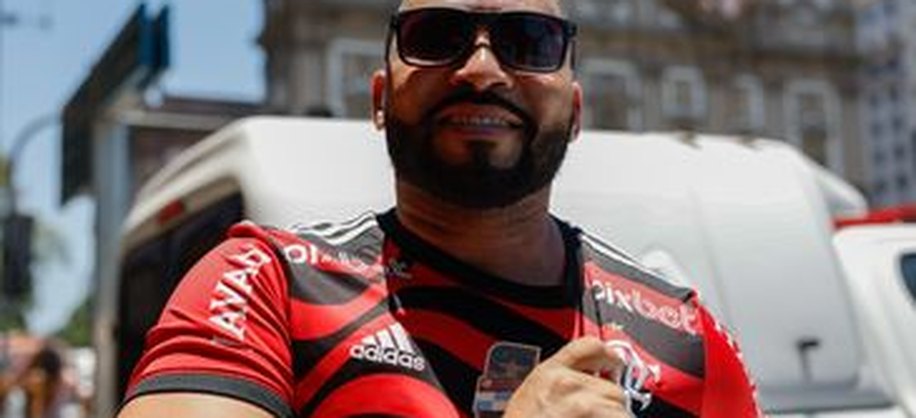 Rio de Janeiro (RJ), 30/11/2025 - Eusébio Carlos André Vicente, torcedor do Flamengo, comemora título da Copa Libertadores, no centro da cidade. Foto: Fernando Frazão/Agência Brasil
