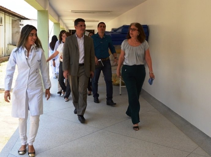 Secretária visita obras da UE do Agreste e anuncia ampliação de tomografias