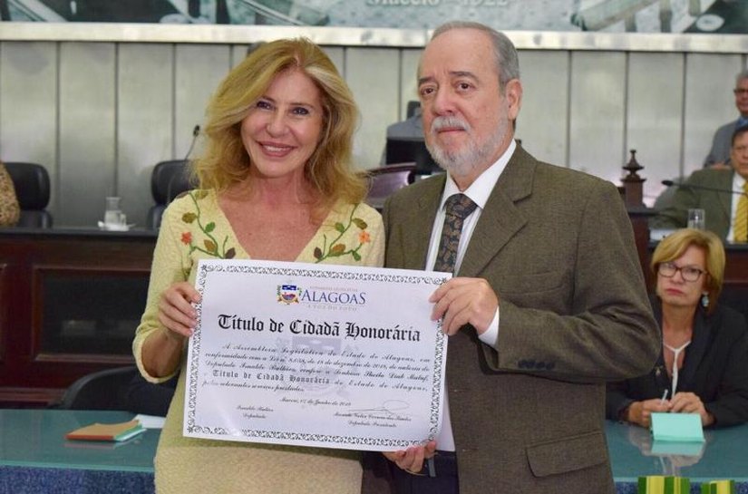 Professora Sheila Maluf recebe do Parlamento alagoano o título de Cidadã Honorária do Estado