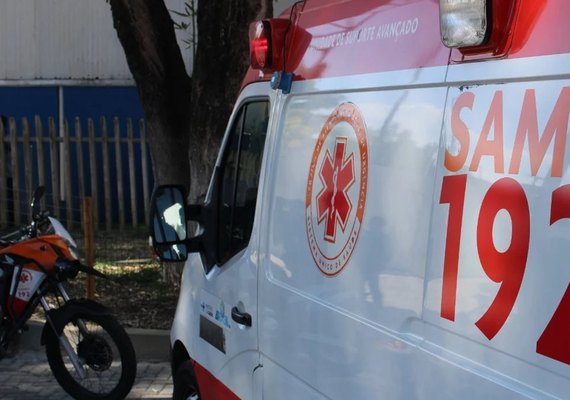 Motorista perde controle do veículo, sobe em calçada e atropela três pessoas