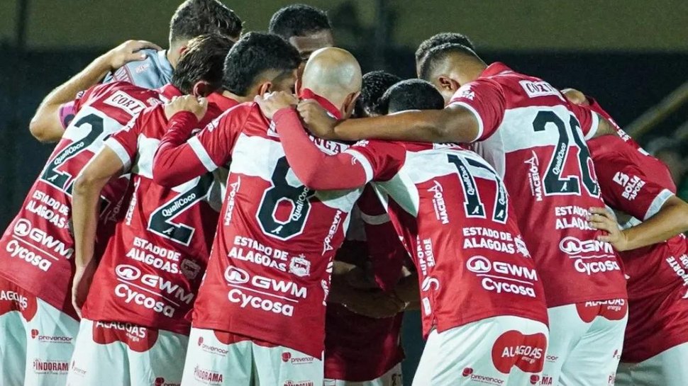 CRB vence confronto direto com Atlético-GO e encosta no G-6 da Série B