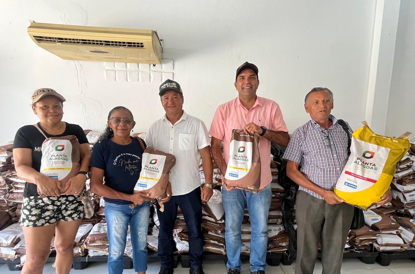 Prefeitura de Santana do Mundaú beneficia produtores com entrega de sementes