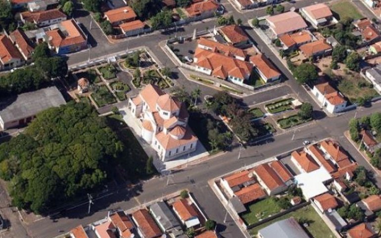 Juiz adverte ex-secretária de Lupércio (SP) por cultivar maconha no quintal