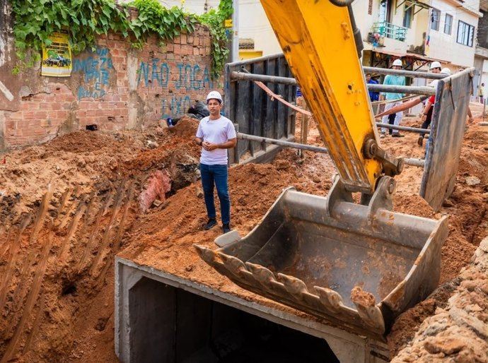 Prefeito Rodrigo Cunha vistoria obra de macrodrenagem da Grota do Ipanema, que vai reduzir alagamentos em três bairros de Maceió