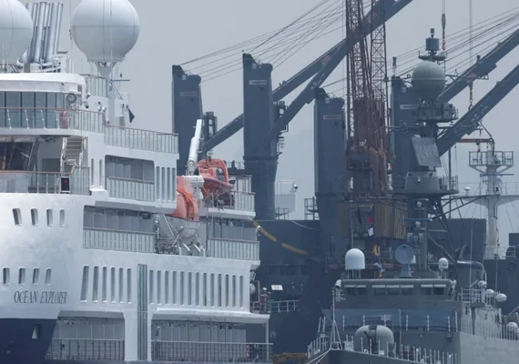 Navio de guerra iraniano de 94 metros tomba e pode ficar seis meses inativo