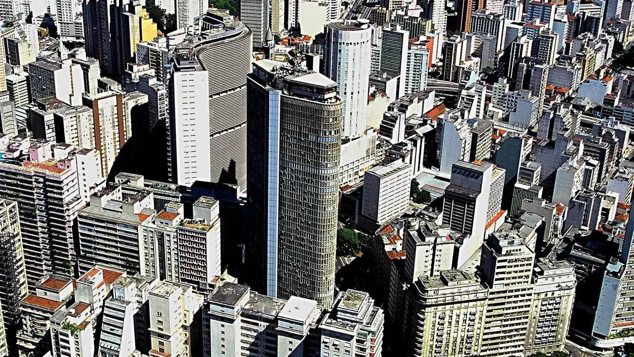 Pode caixa de som em condomínios? Após médico viralizar ao usar alto-falante para criticar Flávio Bolsonaro em prédio no Rio, veja as regras