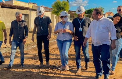  Prefeito Luciano vistoria obras de pavimentação no Bairro Nova Esperança