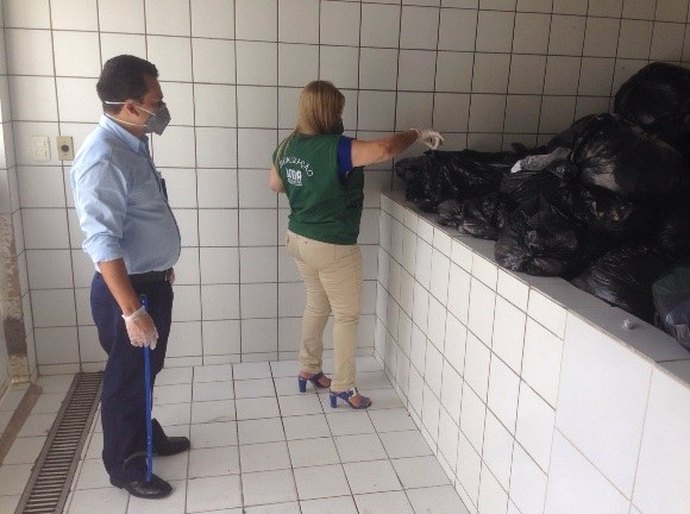 IMA autua e interdita área de armazenamento do lixo comum de hospital particular