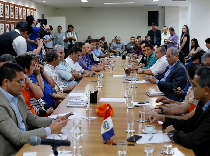 Governador pede união de prefeitos para recuperar cidades afetadas pelas chuvas