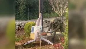 Soldado de israel destruindo imagem de cristo no Libano. Fonte: Internet