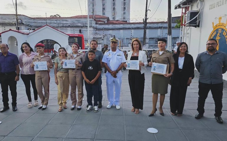 Estudantes do Colégio Tiradentes são premiados em concurso de redação da Marinha