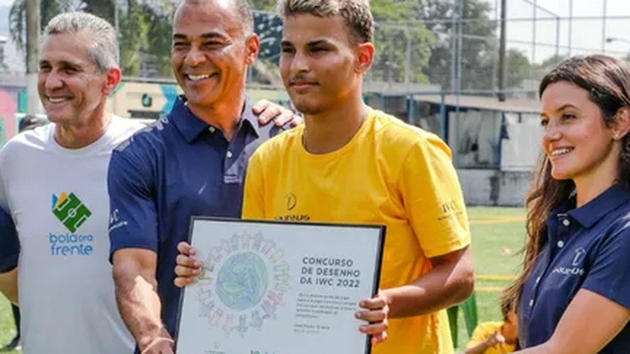 Adolescente de Guadalupe ganha prêmio internacional e recebe visita de campeões mundiais: 'Levar a favela para o mundo'
