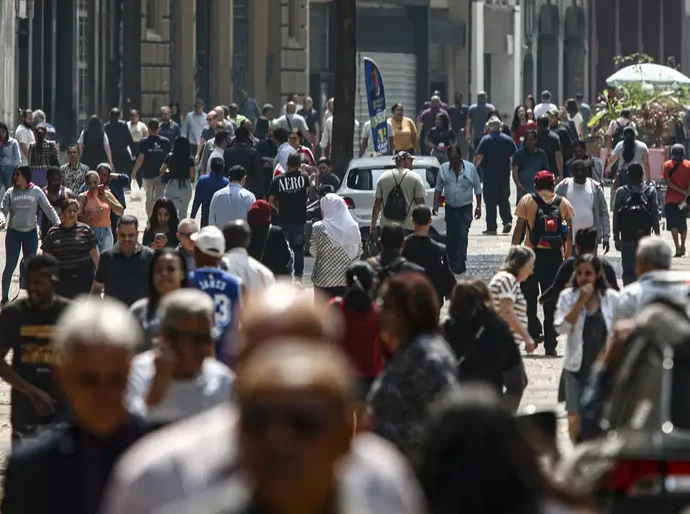 Mais de 8,6 milhões deixam pobreza; Brasil tem melhor nível desde 2012