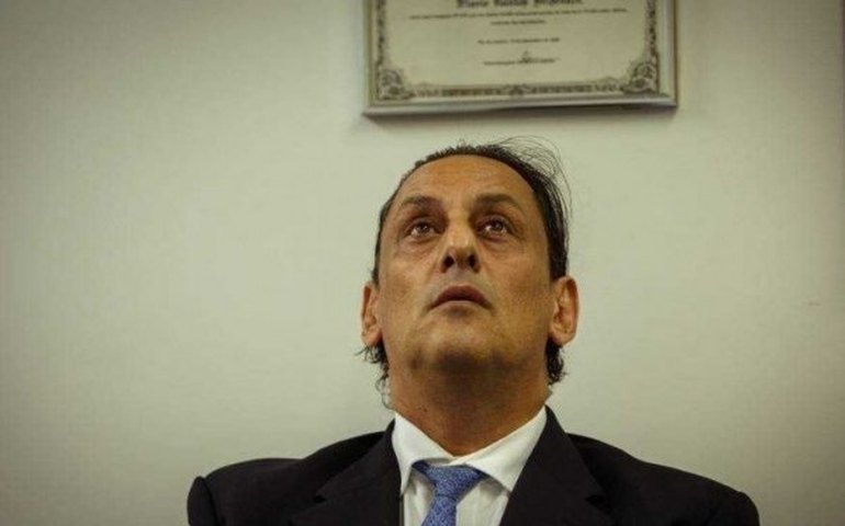 Braço direito de Wassef atuou na defesa de Queiroz após prisão em Atibaia