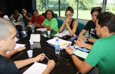 Sindicatos da educação pública preparam greve para o dia 15 de maio